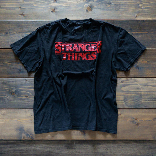 ストレンジャーシングス　ロゴTシャツ