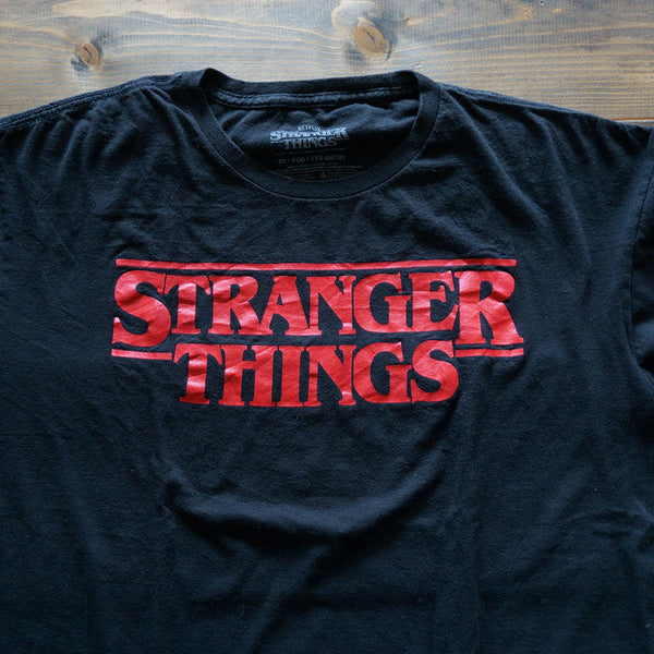 ストレンジャーシングス　ロゴTシャツ