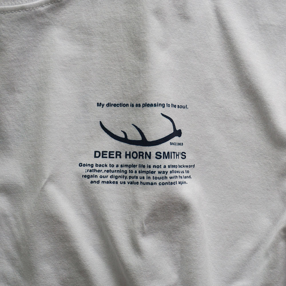 《DEER HORN SMITH'S》クルーネックロゴTシャツ/ホワイト