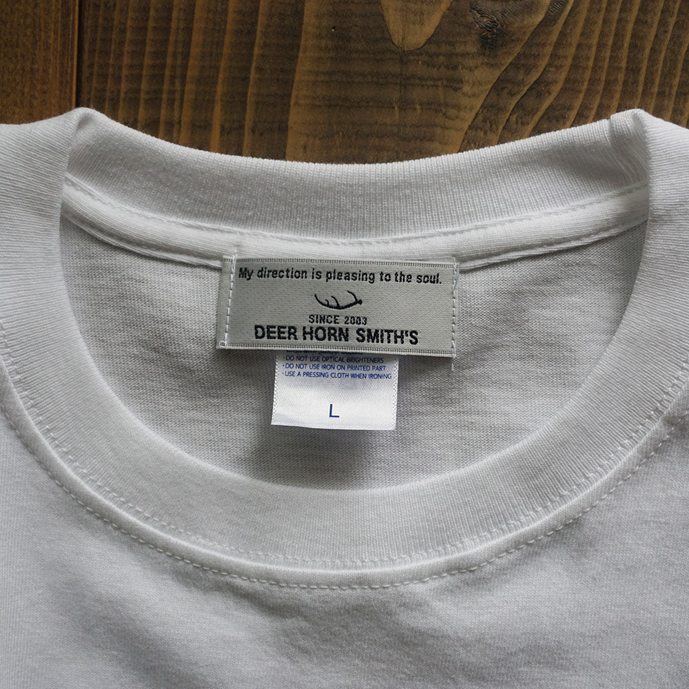 《DEER HORN SMITH'S》クルーネックロゴTシャツ/ホワイト