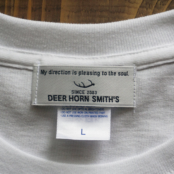 《DEER HORN SMITH'S》クルーネックロゴTシャツ/ホワイト