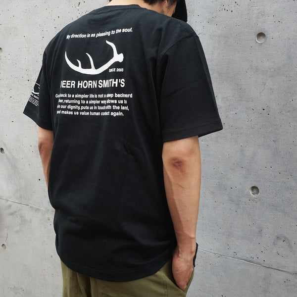 《DEER HORN SMITH'S》クルーネックロゴTシャツ/ブラック